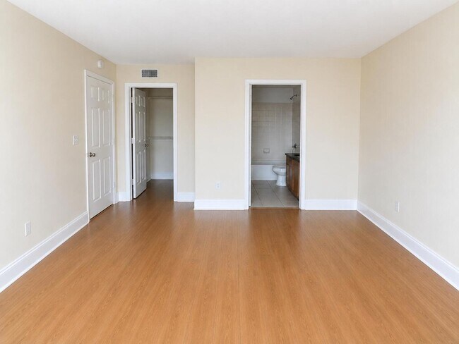 Building Photo - 5064 Lantana Rd