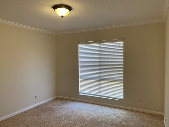 Building Photo - Light and Bright Two Story Townhome!