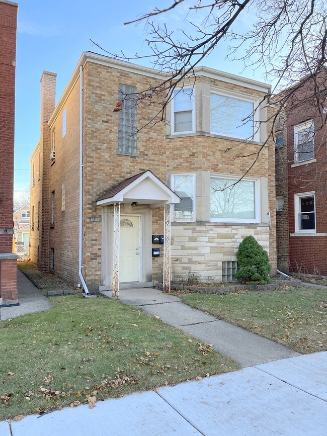 6125 W Rosedale Ave 6125 W Rosedale Ave Chicago IL 60646 Apartment