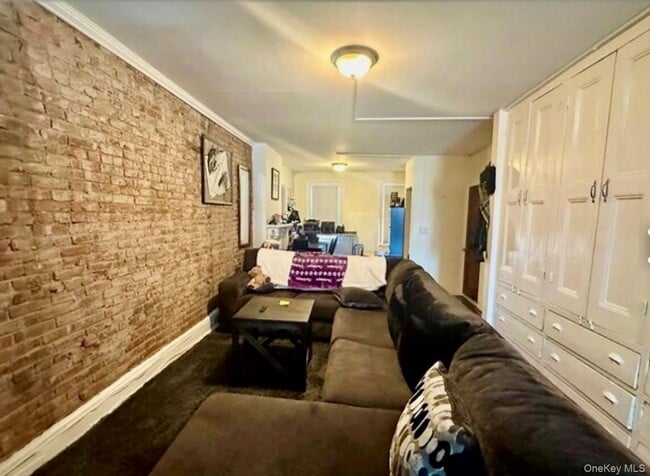 Building Photo - 118 Main St