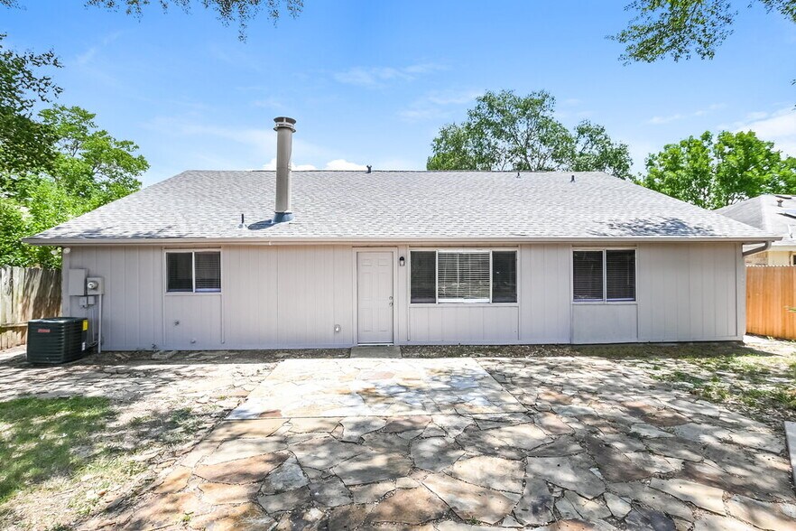 Building Photo - 7411 Skylight Ln