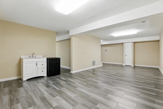 Building Photo - 14720 Peachwood Dr