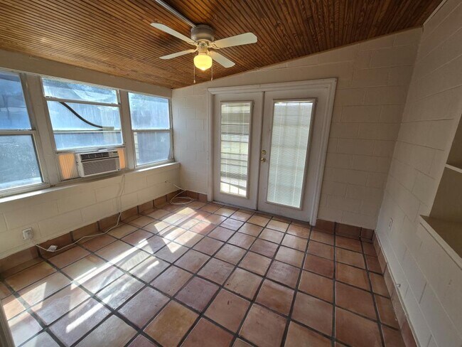 Building Photo - 2921 Sunset Rd