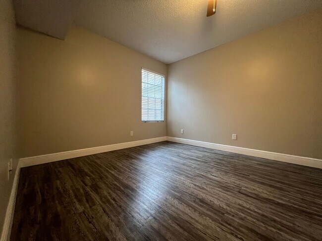 Building Photo - 2/1 Condo in Gated Lakefront Altamonte Com...