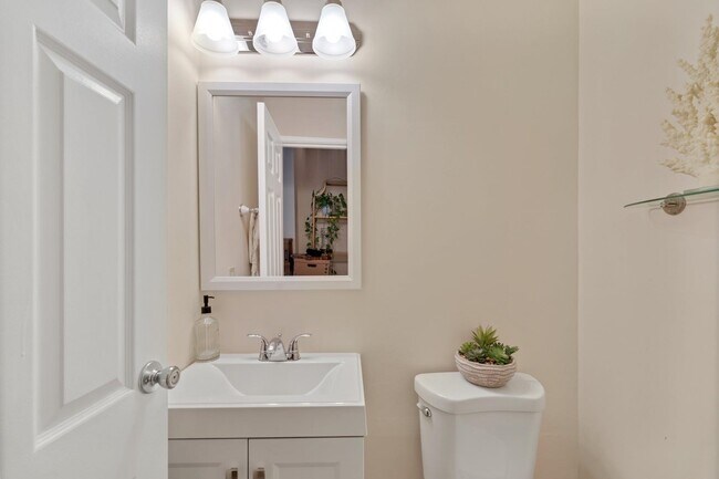 Building Photo - 1110 Clinton St