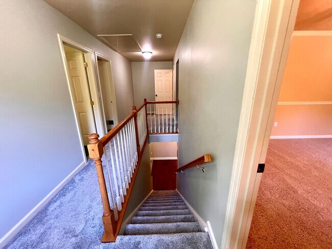 Building Photo - Cranberry - 6 bedroom 4 bathroom - Stunnin...