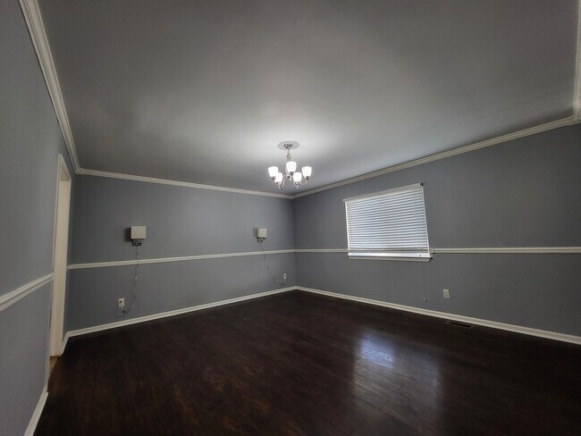 Building Photo - 7851 Thornhill Dr