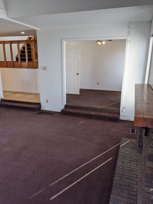 Building Photo - 1709 E Willow Ct