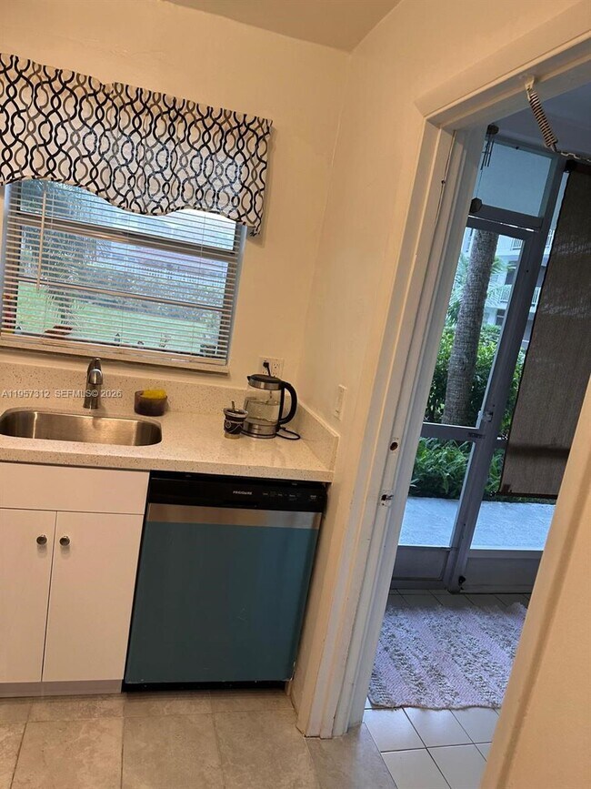 Building Photo - 581 Blue Heron Dr