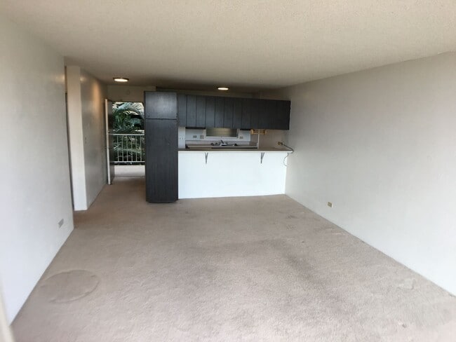 Building Photo - Colonnade On The Green