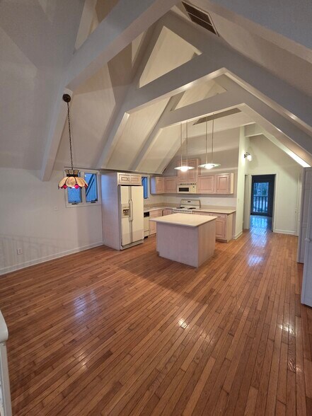 Building Photo - 548 River Bend Rd