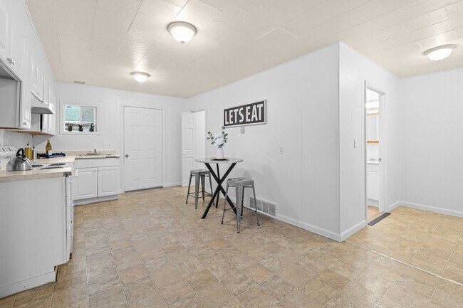 Building Photo - 420 E Sanson Ave