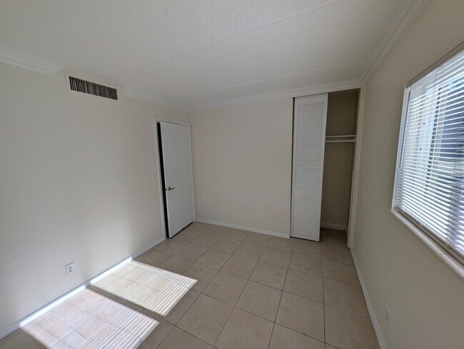Building Photo - 817 Lighthouse Dr