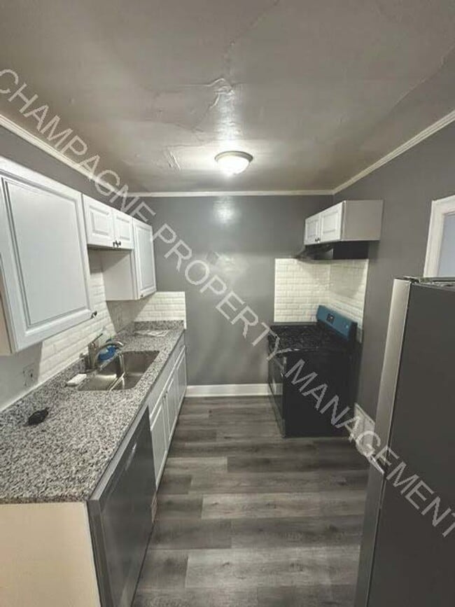 Building Photo - Fully updated home in KC