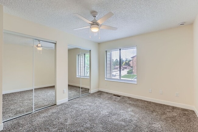 Building Photo - Bright & Updated 2-Bedroom Townhome with Bonus Basement Space in Lakewood!