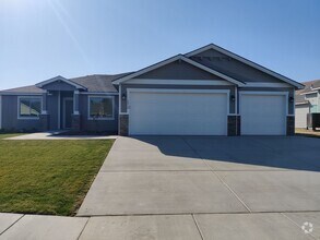 Building Photo - Stunning Newer Build in Benton City