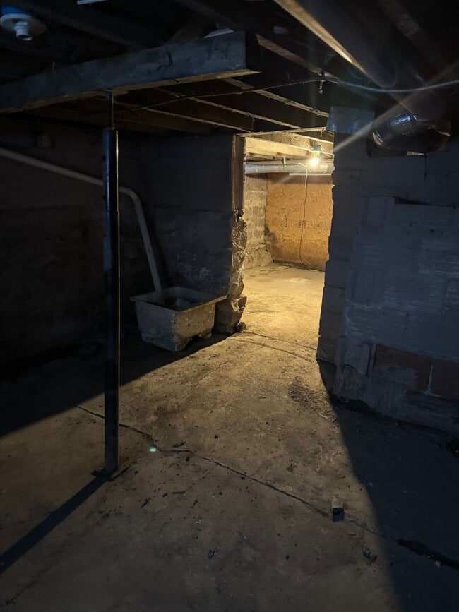 Building Photo - Charming 4-Bedroom Property in Prime Location