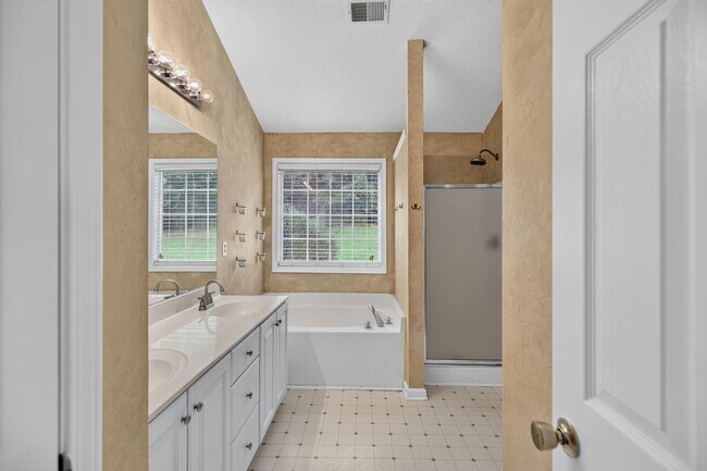 Building Photo - 390 Silverthorn Dr