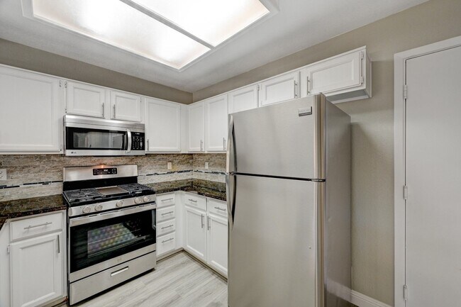 Building Photo - One-of-A-Kind 2 Story, 3 Bedroom with 3 Full Baths Home in the Heart of Summerlin!