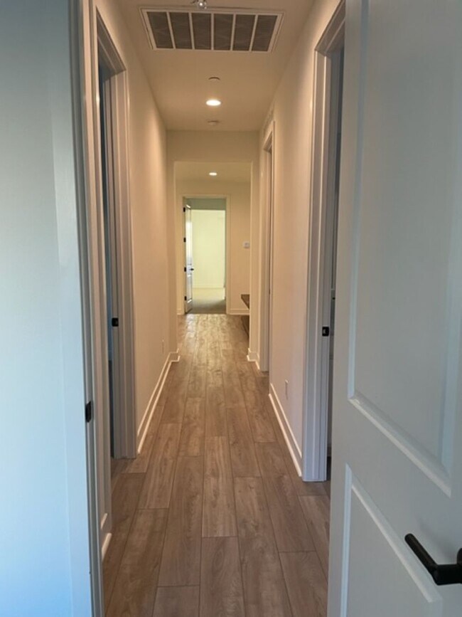 Building Photo - Stunning 3 bedroom 3 bath home in the Grea...