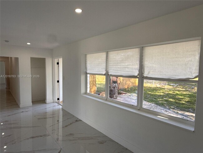 Building Photo - 1606 NW 12th Ave