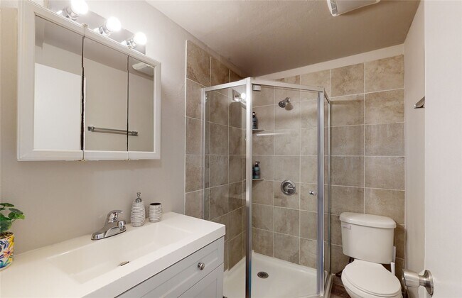 Building Photo - 4507 W Bayshore Dr