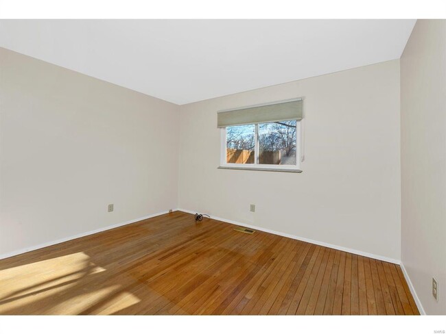 Building Photo - 596 Golfwood Dr