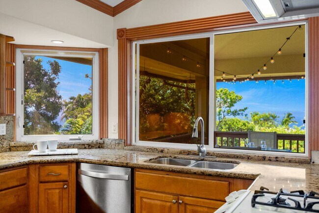 Building Photo - Launiupoko Long-Term Rental – Panoramic Views & Central A/C