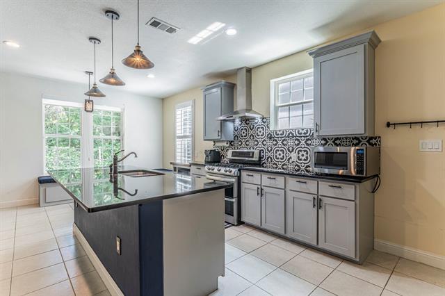 Building Photo - 1115 Douglas Dr