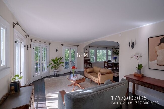 Primary Photo - 6338 Longview Ave
