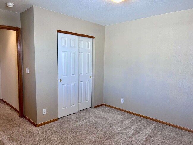 Building Photo - Beautiful 3 Bed/2.5 Bath End Unit Two-Level Townhome! Wonderful Deck off Living Room with backyar...