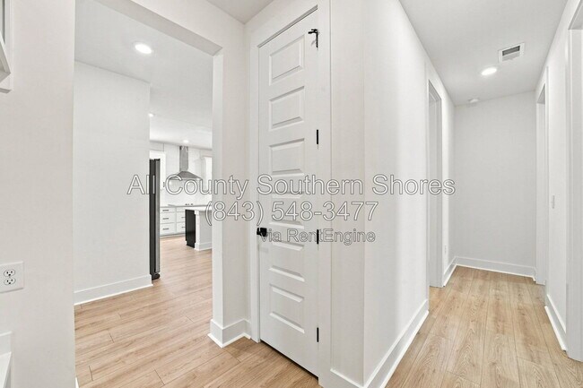 Building Photo - 3084 Claredon St