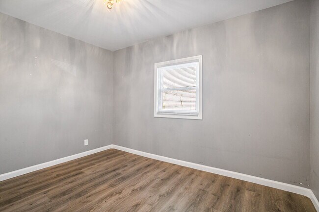 Building Photo - 3 Bedroom, 1 Bath with Garage