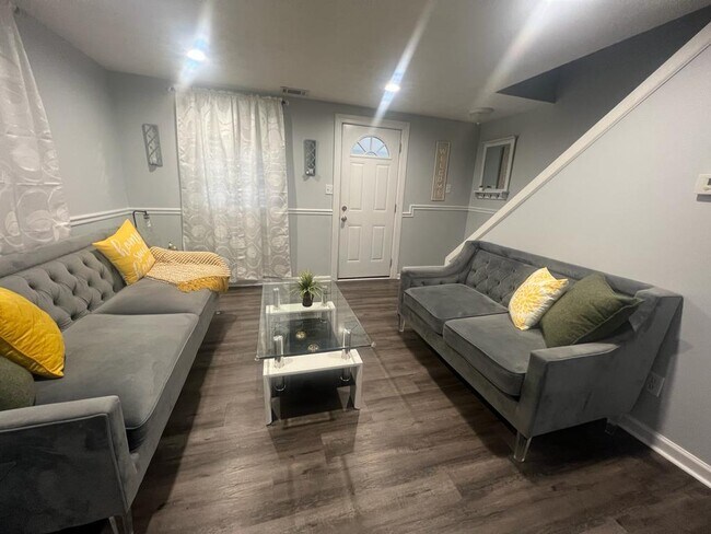 Building Photo - 1219 Forest Dr