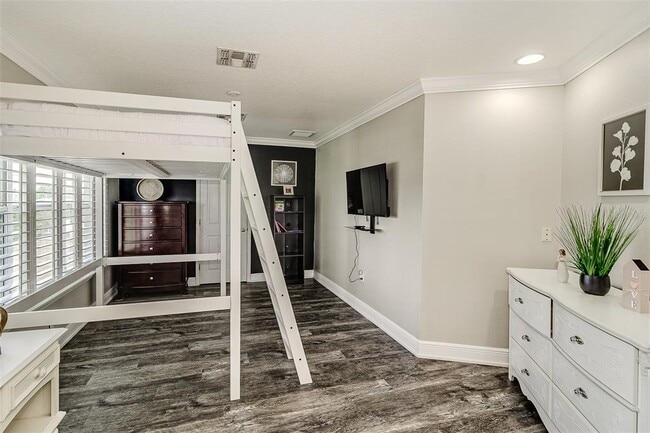 Building Photo - 5864 Manchester Dr W