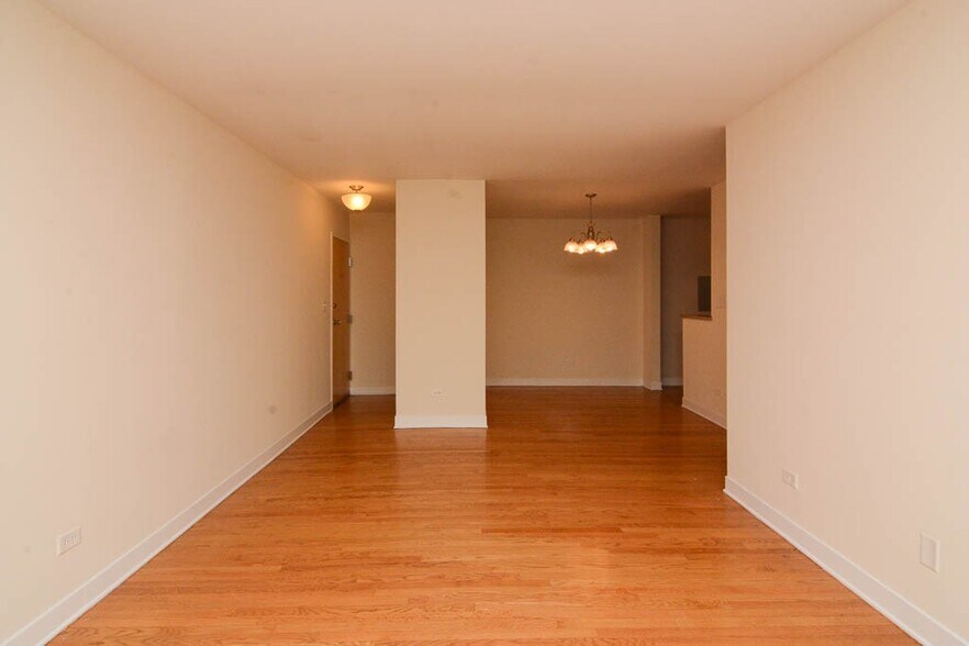 Building Photo - 639 W Wrightwood Ave