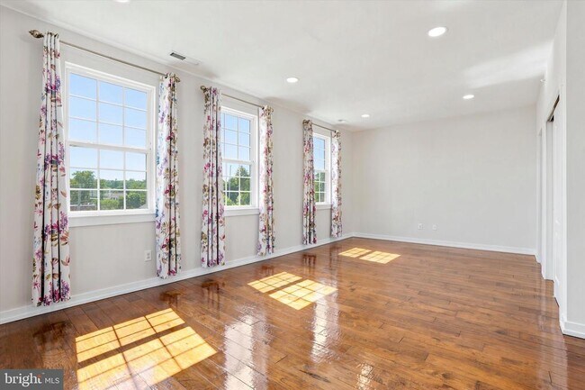 Building Photo - 121B Hagen Dr