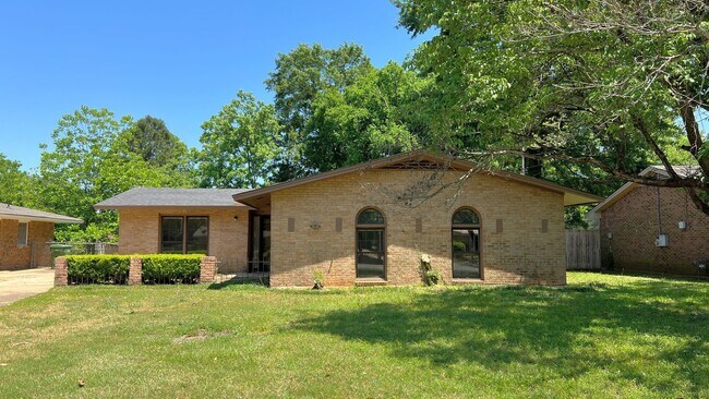 Building Photo - Beautiful 4-bedroom brick home