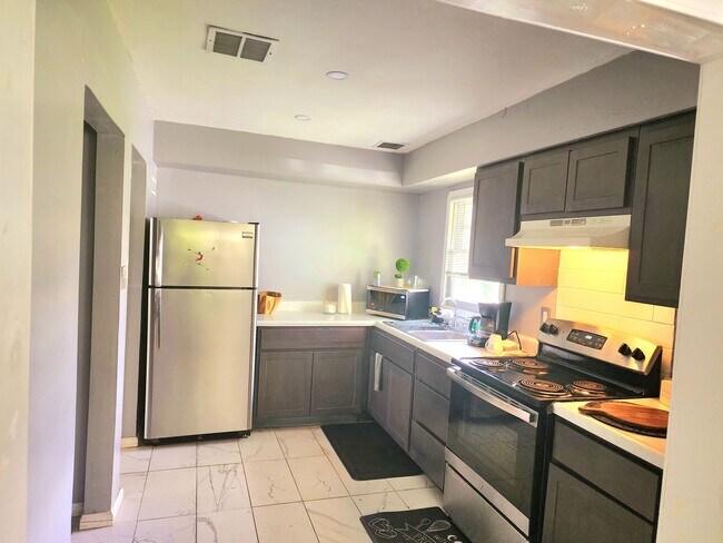 Building Photo - 121 Paul Ave