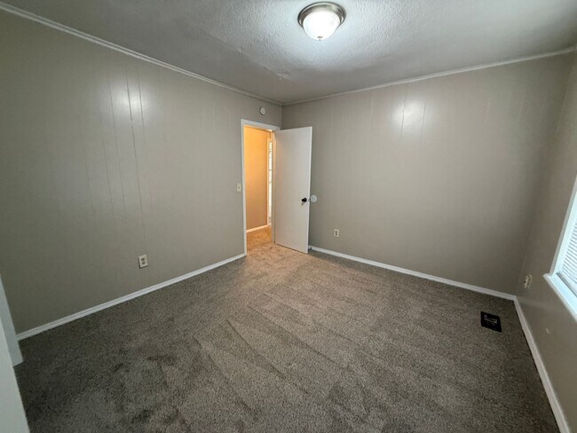 Building Photo - Huge 4 Bedroom in West Tulsa