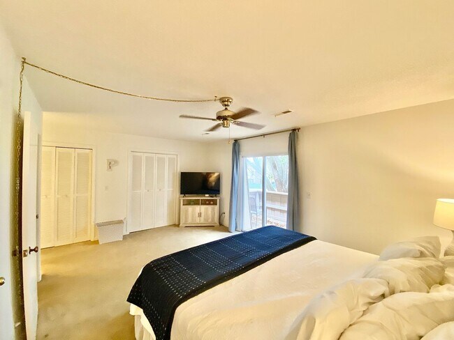 Building Photo - Beautiful Mount Pleasant Townhome