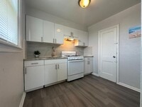 Building Photo - 1033 Fanshawe St