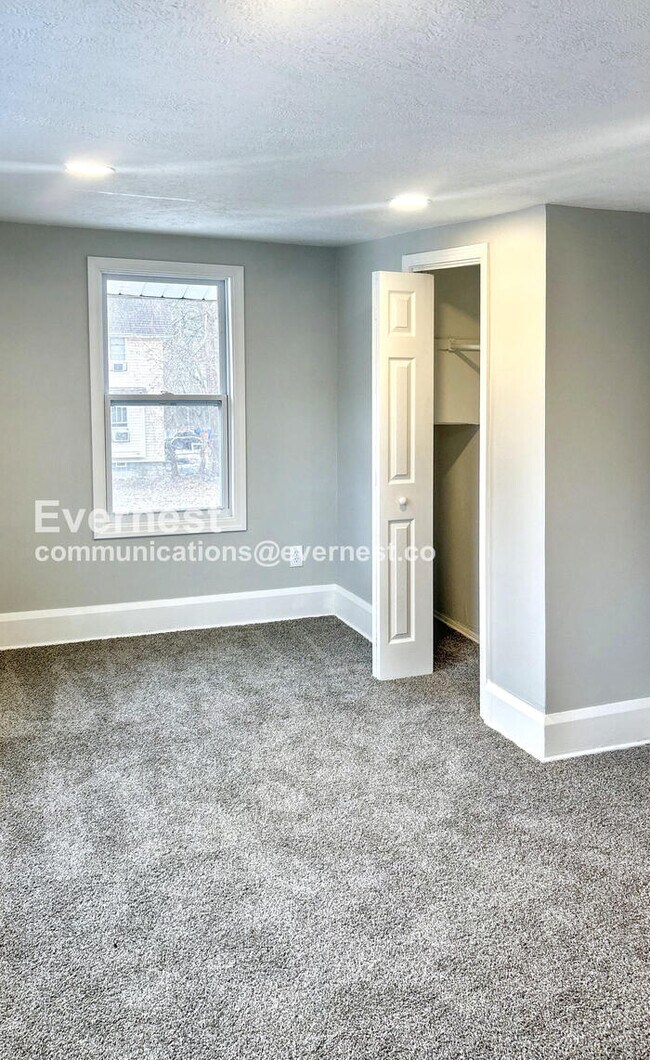 Building Photo - 1270 Moore St