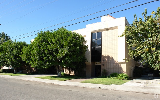 Building Photo - 719 E Acacia Ave
