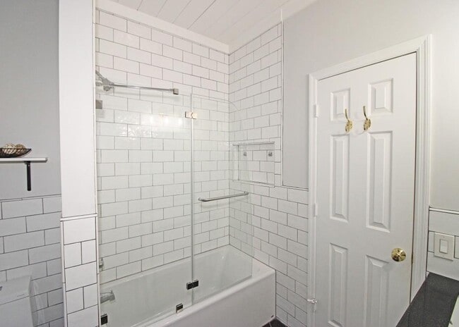 Building Photo - 303 Leeward Walk Ln