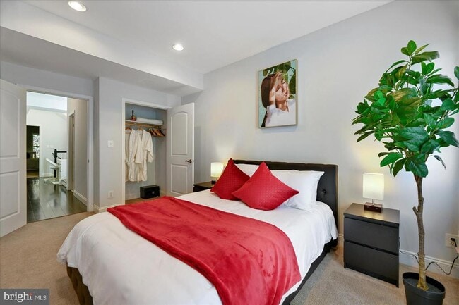 Building Photo - 919 Eastern Ave