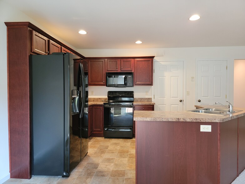 Building Photo - 402 Mount Olive Ln