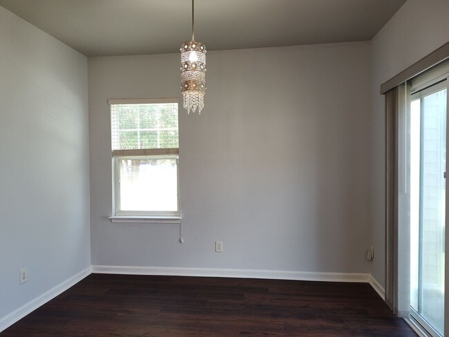 Building Photo - Move-in ready, Townhome Located in the Bra...