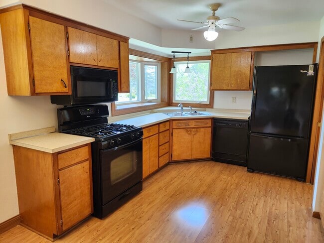 Building Photo - 6618 South Dr