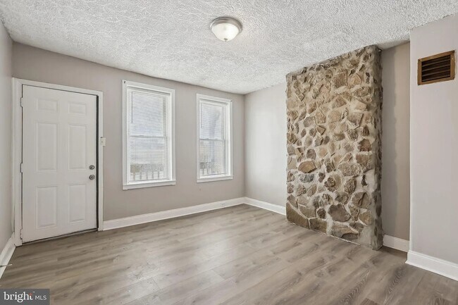 Building Photo - 106 S Heald St